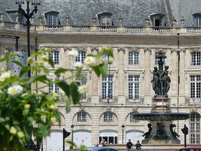 taxi au coeur de la ville de Bordeaux