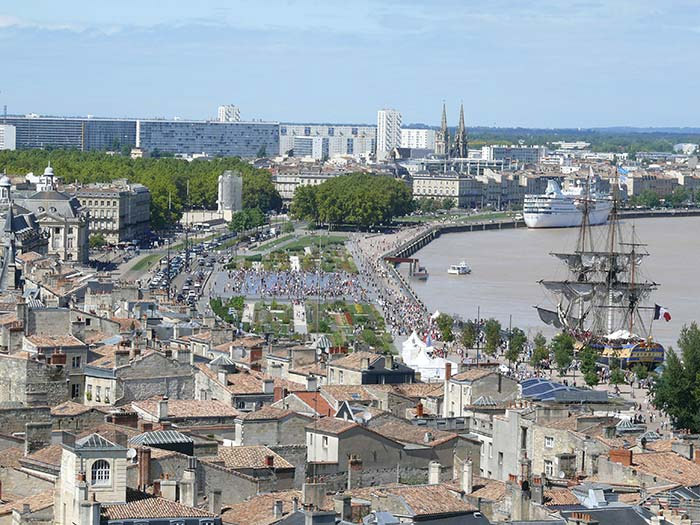 déplacement en taxi monospace vers l'aéroport de Bordeaux